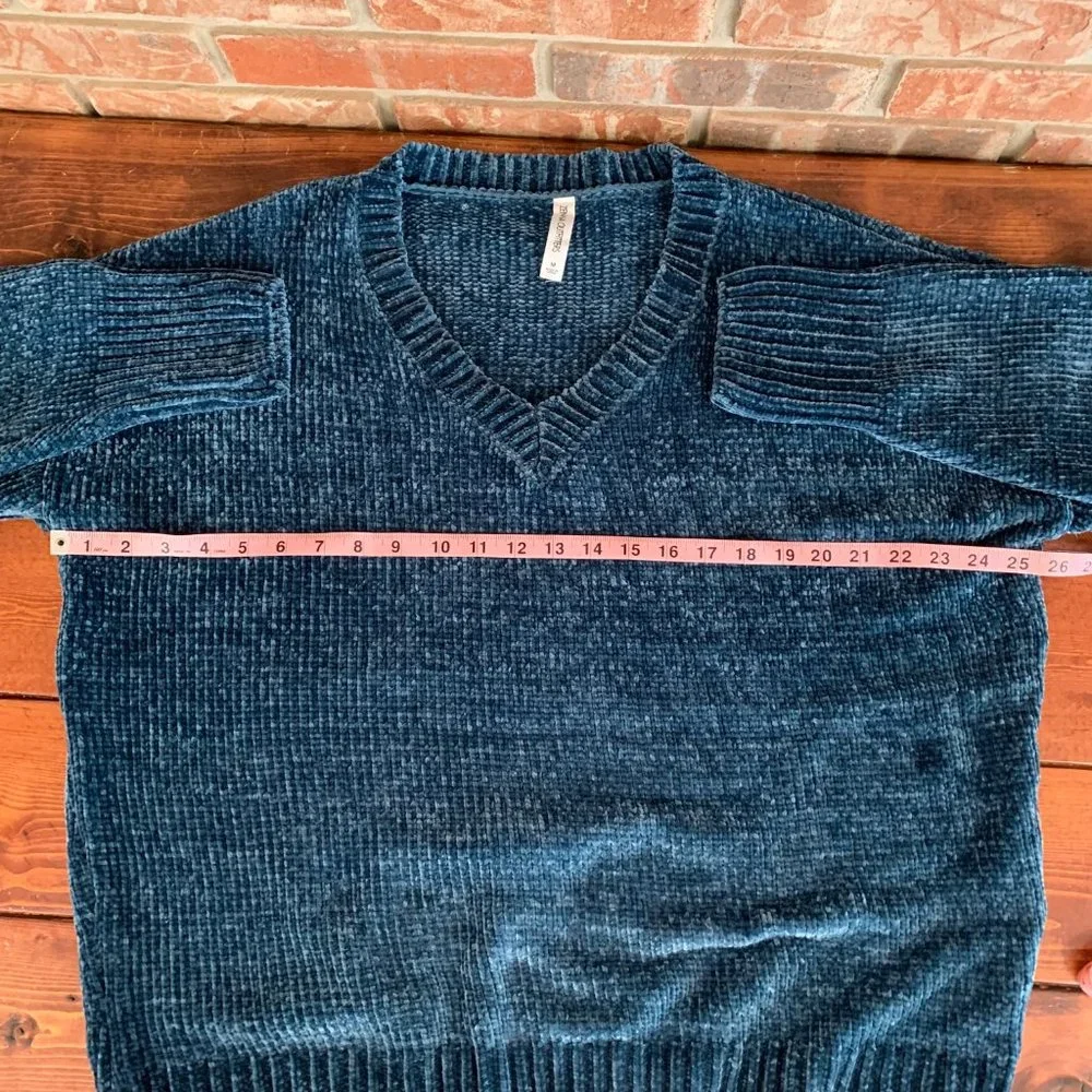 Zenana Outfitters Medium Blue V-Neck Women's Super Soft Pullover Sweater EUC